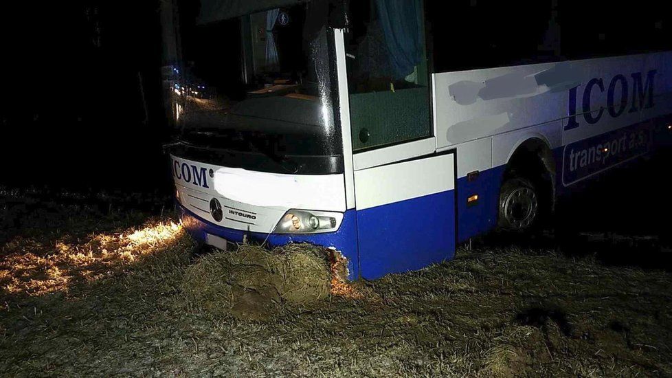 Na Pardubicku kvůli ledovce havaroval autobus.