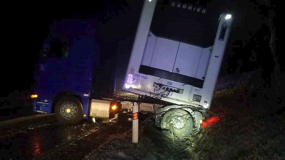 Na Pardubicku kvůli ledovce havaroval autobus.