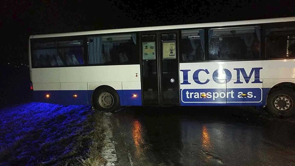 Na Pardubicku kvůli ledovce havaroval autobus.