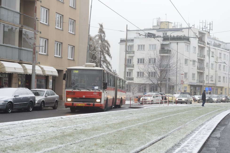 Náhradní dopravu v Praze obstarávaly při ledovce autobusy.
