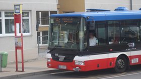 Autobus společnosti AboutMe je polepený izolepou na dvou místech. Jezdí z pražské Palmovky do Přezletic.