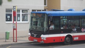 Autobus společnosti AboutMe je polepení izolepou na dvou místech. Jezdí z pražské Palmovky od Přezletic.