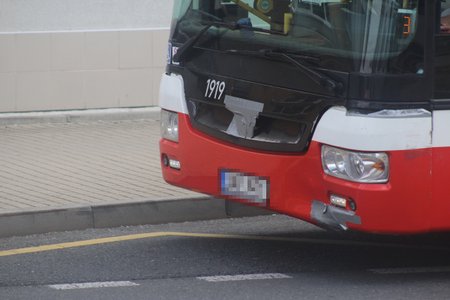 Autobus společnosti AboutMe je polepený izolepou na dvou místech. Jezdí z pražské Palmovky do Přezletic.