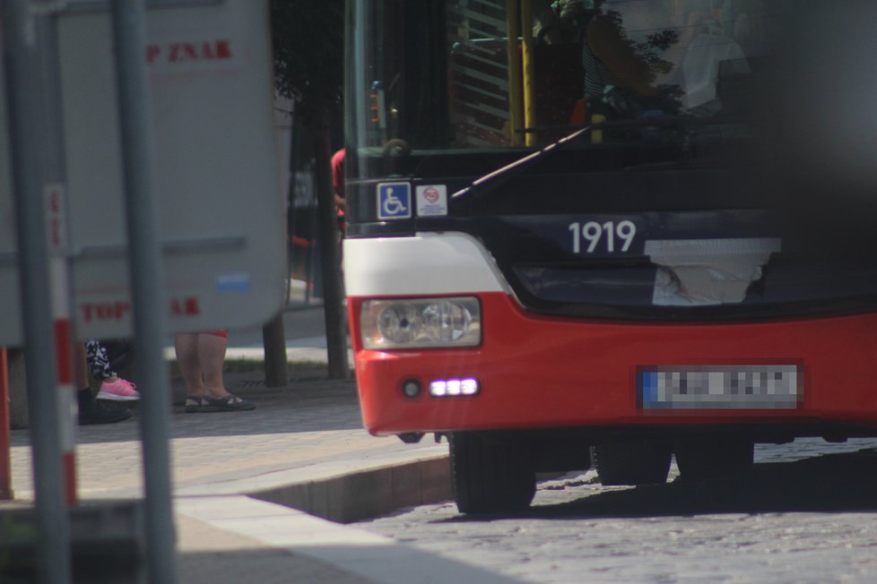 Autobus společnosti AboutMe je polepený izolepou na dvou místech. Jezdí z pražské Palmovky do Přezletic.