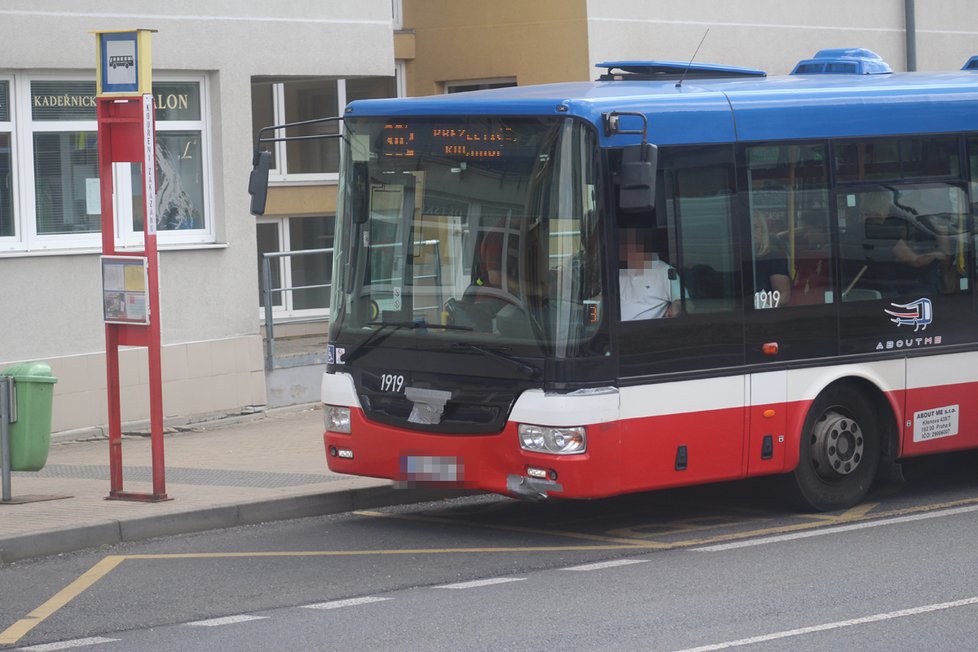 Autobus společnosti AboutMe je polepený izolepou na dvou místech. Jezdí z pražské Palmovky do Přezletic.