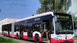 Na pražské letiště bude jezdit další »dlouhán«: Autobus pojme až 191 cestujících