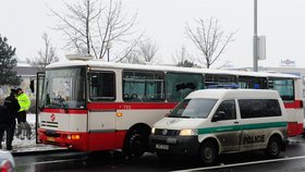 neznámí vandalové zaútočili v Letňanech na pražské autobusy. Nikomu se naštěstí nic nestalo.