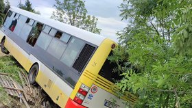 Autobus v Litvínově sjel do příkopu. (9. června 2023)