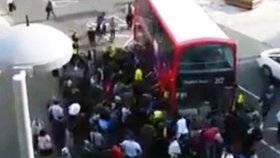 Neuvěřitelná síla a ochota lidí z Londýna se ukázala, když se horda lidí snažila nadzvednout dvoupatrový autobus (double decker), aby pomohla muži, který pod ním zůstal zaklíněn.