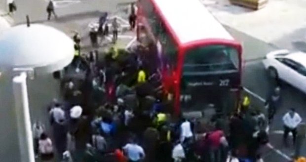 Muže na jednokolce srazil autobus: Stovka lidí přispěchala na pomoc!