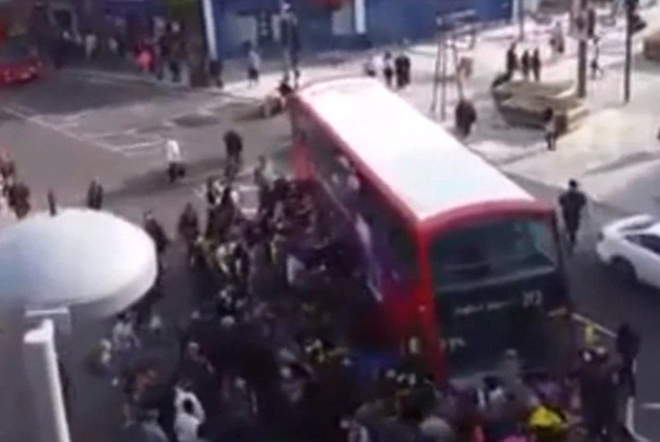 Společnými silami se lidem nakonec podařilo přední část autobusu nadzvednout a oběť zachránit.
