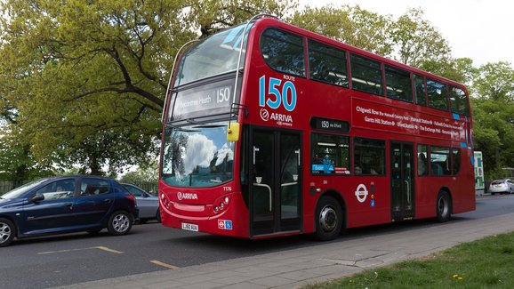 Londýn zbavuje elektrické autobusy jedné z výhod, chce tak zvýšit bezpečnost