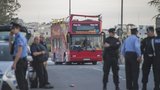 Autobus s otevřenou střechou vrazil do stromu: Větve zabíjely lidi