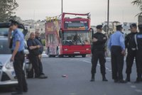 Autobus s otevřenou střechou vrazil do stromu: Větve zabíjely lidi