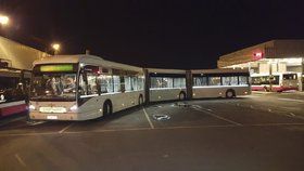 Autobus Van Hool AGG300 bude zkušebně vozit cestující na letiště.