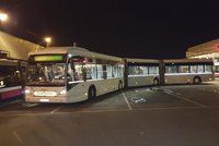 Do Prahy dorazil megabus. 25metrový obr bude jezdit na letiště