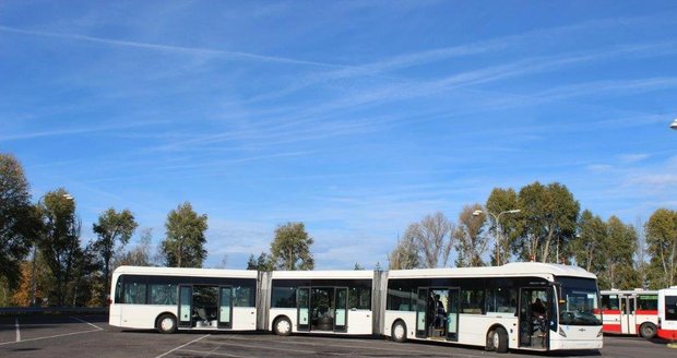 Autobus Van Hool AGG300 bude zkušebně vozit cestující na letiště.