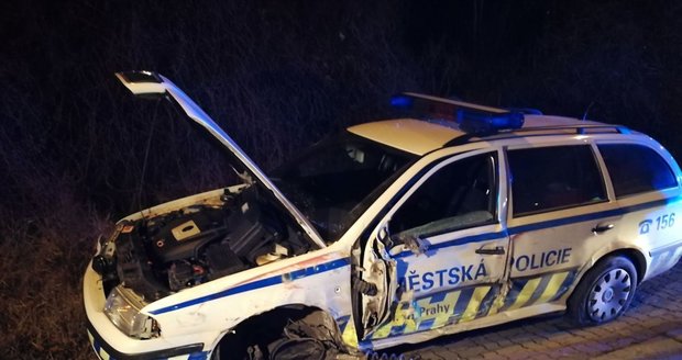 Auto městské policie se srazilo s autobusem a tramvají.