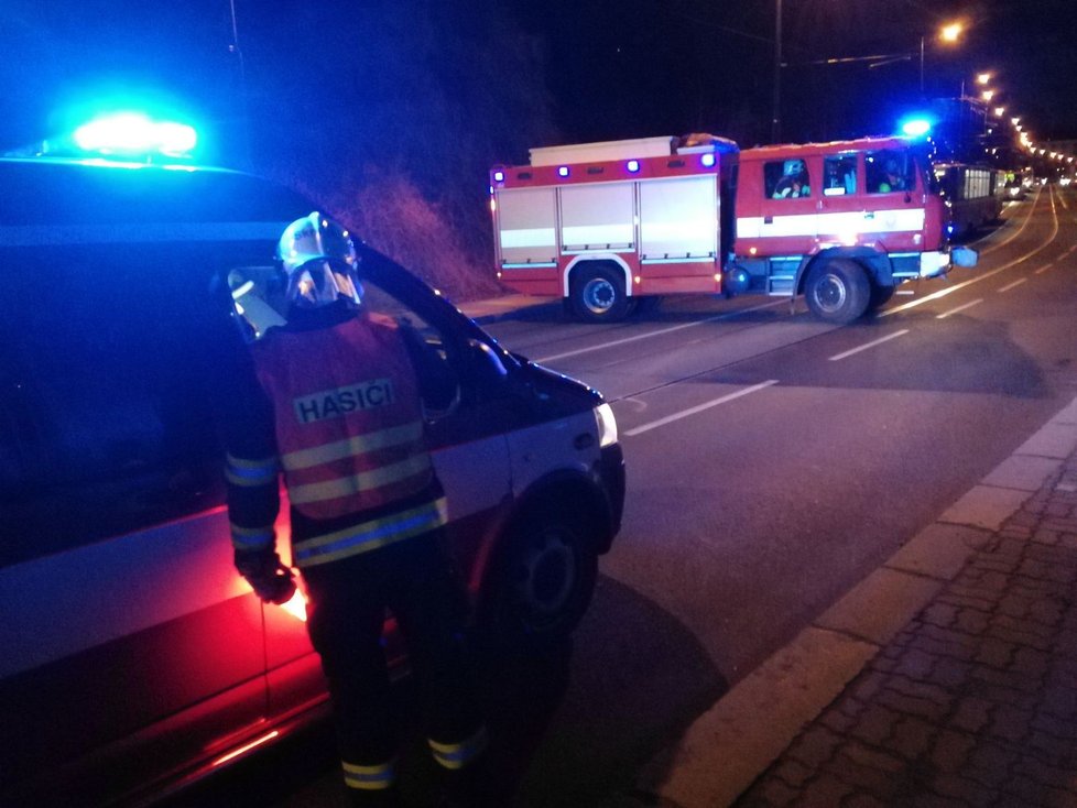 Auto městské policie se srazilo s autobusem a tramvají.