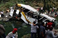 Autobus se zřítil do rokle a začal hořet: Zahynulo nejméně 34 lidí