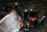 Autobus s fotbalovým týmem se zřítil do rokle: Nejméně 20 mrtvých