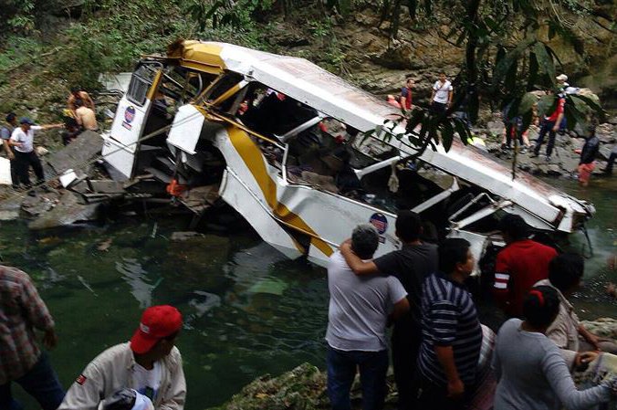 Autobus plný fotbalistů se zřítil do třicetimetrové rokle. Nejméně dvacet mrtvých