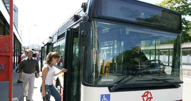 Nejlidnatější ostravský městský obvod Jih spouští od dubna novou sociální službu Senior expres. Ilustrační foto