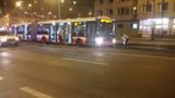 S autobusem zůstal viset na kolejích: 50 minut trvalo, než ho vyprostili