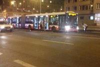 S autobusem zůstal viset na kolejích: 50 minut trvalo, než ho vyprostili