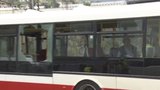 Obří hák jeřábu narazil do autobusu MHD v Praze: U okna, které rozbil, seděli cestující