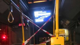 Omezení přístupu k řidiči v autobusu pražské MHD (13. 3. 2020)