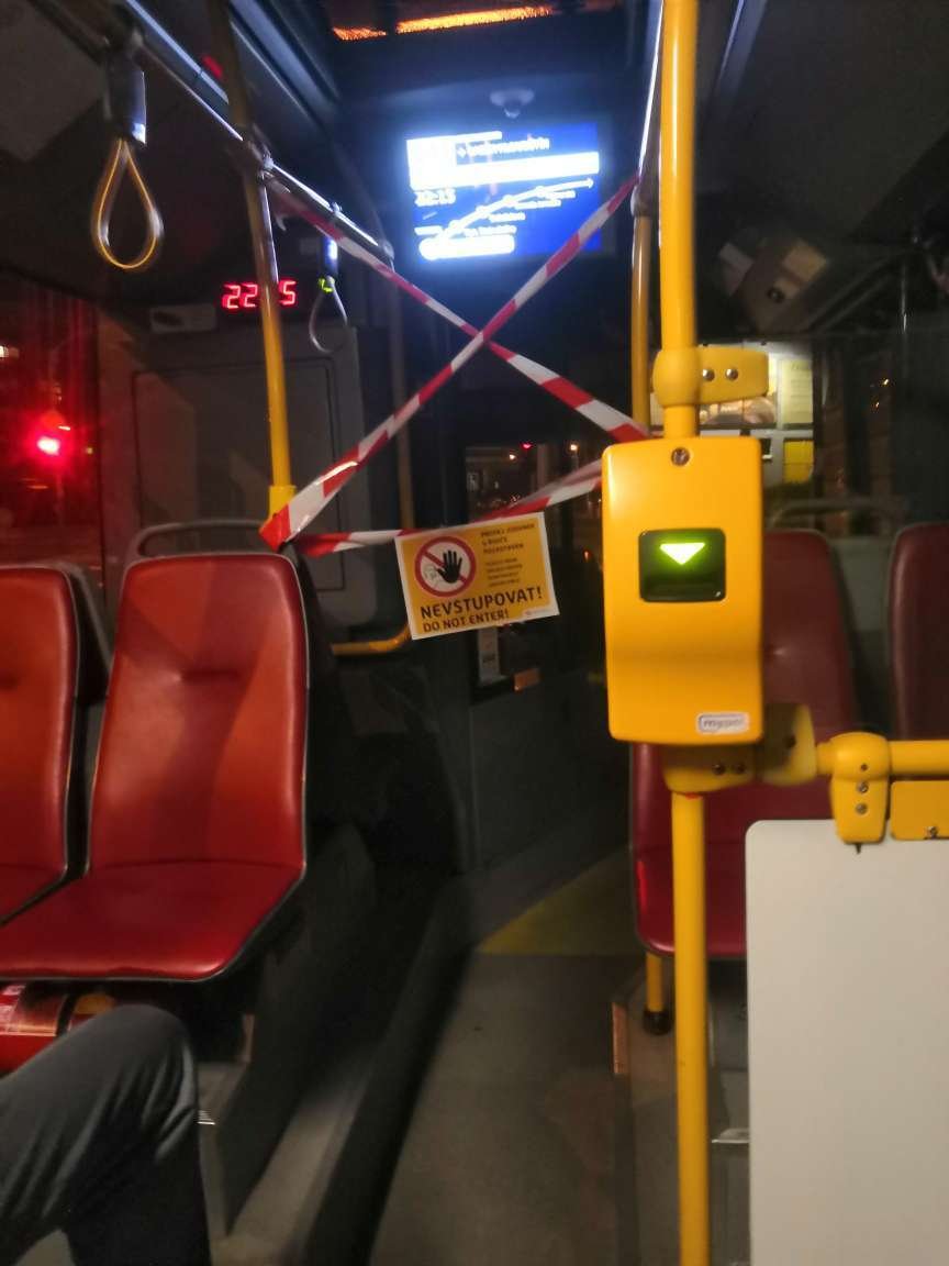 Omezení přístupu k řidiči v autobusu pražské MHD (13. 3. 2020)