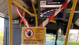 V autobusech pražské MHD je od 13. března 2020 zrušen prodej jízdenek u řidiče a zakázáno nastupování předními dveřmi.