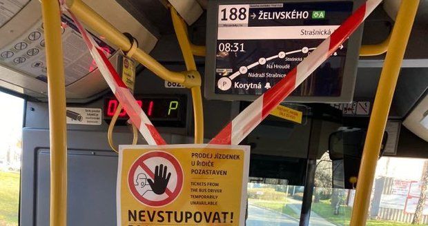 V autobusech pražské MHD je od 13. března 2020 zrušen prodej jízdenek u řidiče a zakázáno nastupování předními dveřmi.