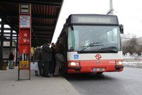 Konec drobných v autobusech? V Praze zaplatíte lístek platební kartou