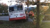 Řidič autobusu MHD  se vyboural na letišti: Pod kola mu vběhl člověk