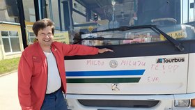 Milan Zouhar (55) u autobusu, který mu ctitelka ozdobila vyznáním lásky. Udělala mu tím radost.