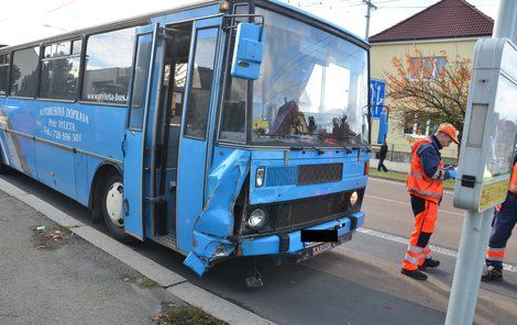 Autobus plný dětí havaroval na Nepomucké třídě v Plzni.