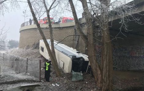Autobus spadl k říčce Pšovka, kde skončil na boku.