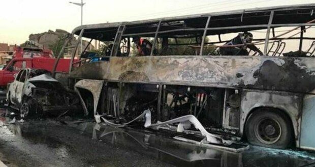Hrozivá nehoda: Nejméně 34 mrtvých a 12 zraněných po srážce autobusu s autem v Alžírsku