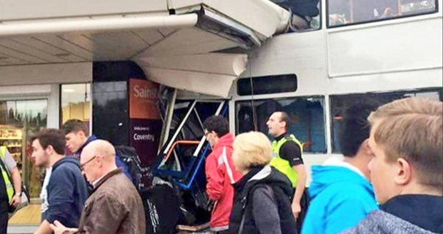 Dvoupatrový autobus narazil do supermarketu, zemřel malý chlapec a chodkyně