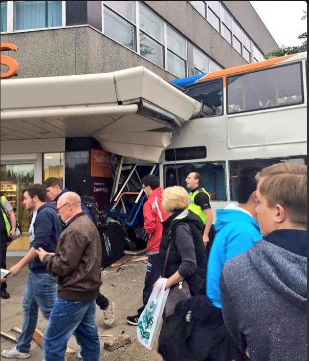 Tragická nehoda v anglickém Coventry. Dvoupatrový autobus narazil do supermarketu. Dva lidé zemřeli.