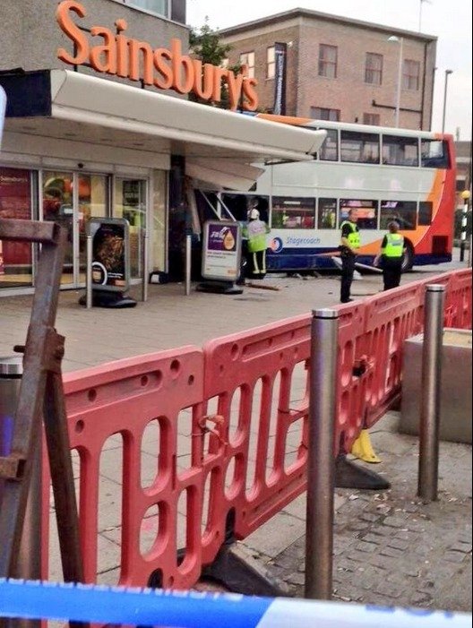 Tragická nehoda v anglickém Coventry. Dvoupatrový autobus narazil do supermarketu. Dva lidé zemřeli.