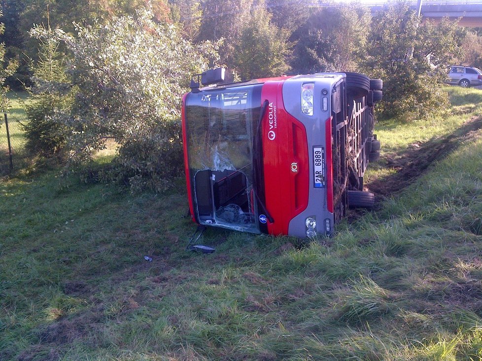 Autobus se po vyjetí z vozovky převrátil, pravděpodobně kvůli mikrospánku řidiče.