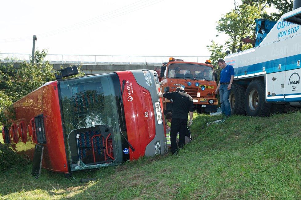 Hasiči vytahují autobus