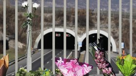 Desítky květin a svíčky se objevily i před vjezdem do švýcarského tunelu, kde naboural autobus