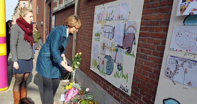 Zeď plná vzkazů před školou v Heverlee: Tragická smrt 28 dětí otřásla (nejen) Belgií