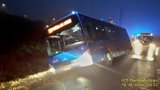 Na Plzeňsku havaroval autobus: Cestující z něj vylezli střechou