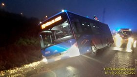 Na Plzeňsku havaroval autobus: Cestující z něj vylezli střechou