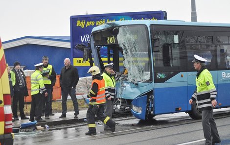 Zdemolovaný bus, který narazil do autobusu, do něhož nastupovali cestující.